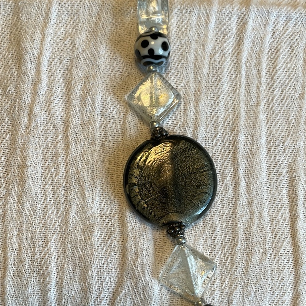 Asymmetrical glass beaded necklace - Picture 2 of 4